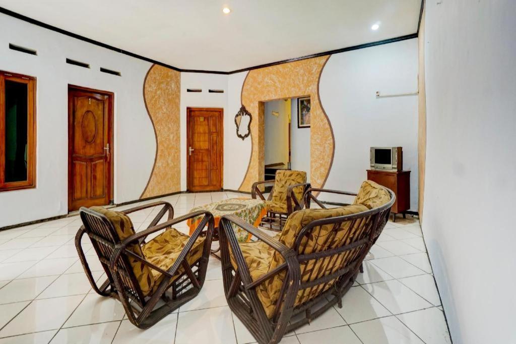 Oyo 3956 Hotel Palem 2 Syariah Malang Exteriör bild